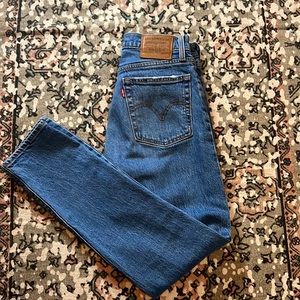 Levi’s distressed Wedgie Fit jeans size 25 light blue